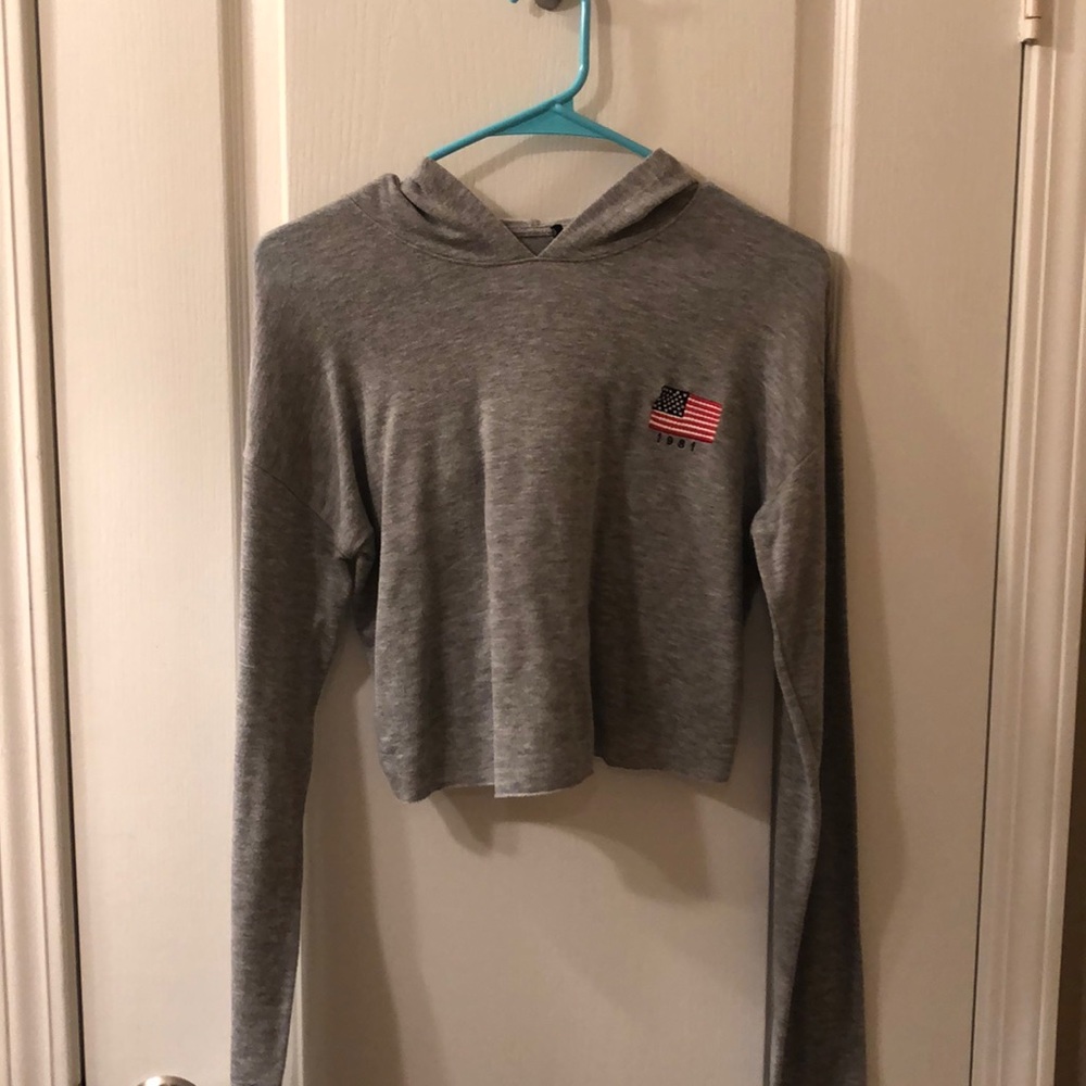 thin gray long sleeve shirt